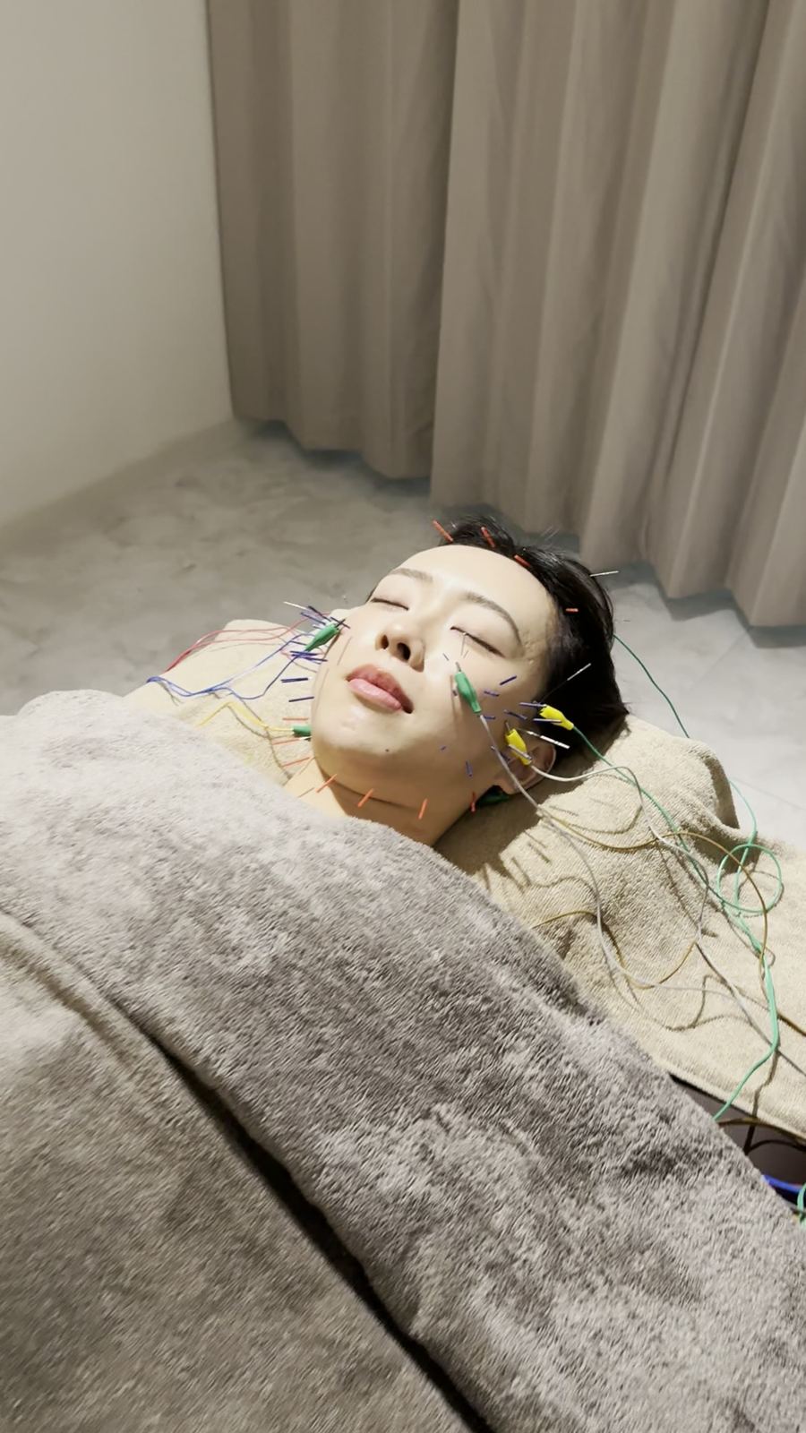 個室で施術を受けながら眠る様子